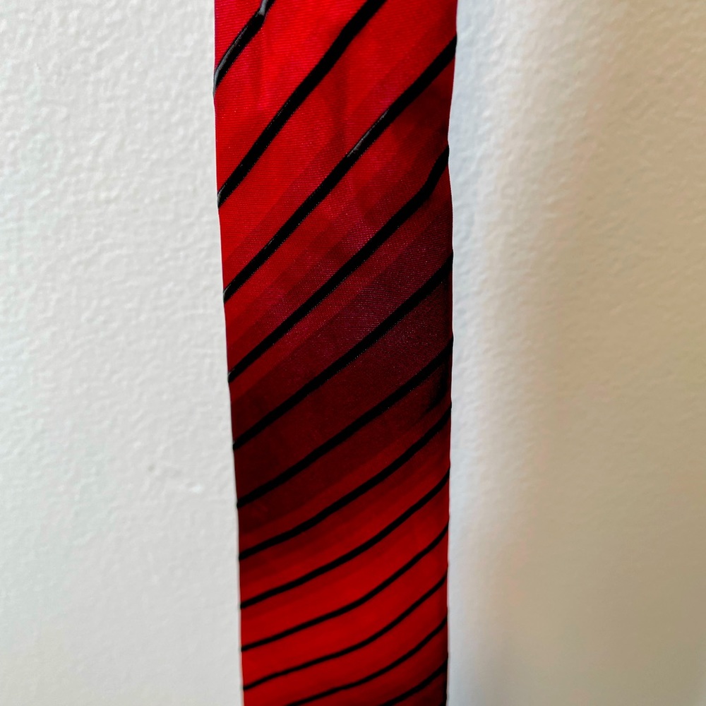 Ombré red and black stripe tie